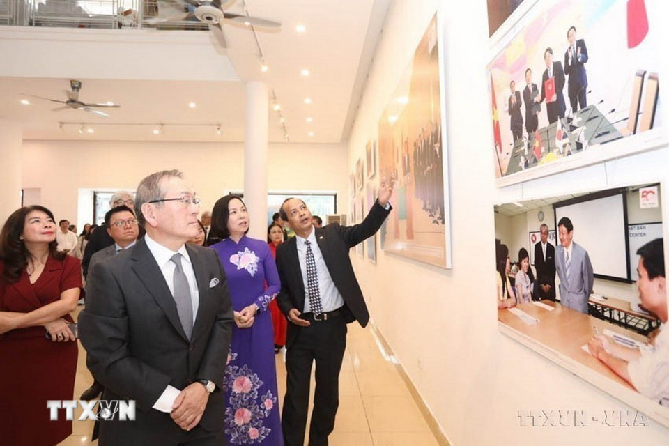 Tổng Giám đốc Vũ Việt Trang cùng các đại biểu tham quan triển lãm “Việt Nam - Nhật Bản: Hướng tới tương lai, vươn tầm thế giới” do TTXVN phối hợp với Hãng Thông tấn Kyodo News của Nhật Bản tổ chức, nhân kỷ niệm 50 năm Ngày thiết lập quan hệ ngoại giao Việt Nam-Nhật Bản. (Ảnh: TTXVN)