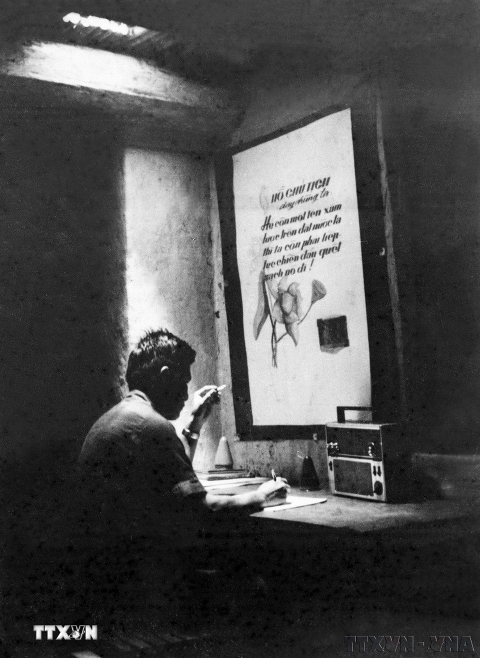 Trong các cuộc kháng chiến thống nhất và bảo vệ Tổ quốc, đội ngũ những người làm báo của TTXVN thực sự là những nhà báo – chiến sĩ. Trong ảnh: Đồng chí Trần Trung Sơn khẩn trương đánh tin tức chiến thắng về Thông Tấn xã năm 1970. (Ảnh: TTXVN)