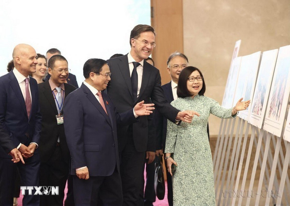 Với vai trò là cơ quan báo chí đối ngoại chủ lực quốc gia, các đơn vị thông tin của TTXVN luôn nỗ lực thực hiện tốt nhiệm vụ thông tin đối ngoại. Trong ảnh: Thủ tướng Phạm Minh Chính và Thủ tướng Hà Lan Mark Rutte tham quan Trưng bày ảnh quan hệ Việt Nam-Hà Lan do TTXVN thực hiện (2/11/2023). (Ảnh: Dương Giang/TTXVN)