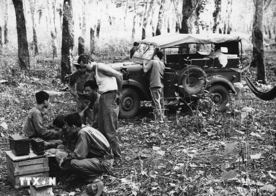 Trong hai cuộc kháng chiến đầy gian khổ, phóng viên của TTXVN đã thực sự là những chiến sỹ trên chiến trường, chiến đấu bằng cả ngòi bút và súng đạn. Trong ảnh: Tổ phóng viên mũi nhọn của TTXVN đưa tin ảnh về chiến dịch Hồ Chí Minh (1975). (Ảnh: TTXVN)