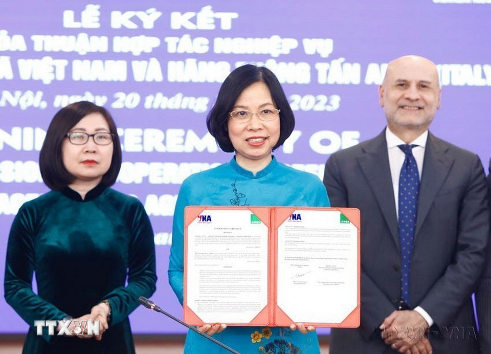 Hợp tác nghiệp vụ với hơn 40 đối tác nước ngoài, thông tin của TTXVN và thông tin do phóng viên các hãng thông tấn đối tác thực hiện được đăng tải trên các kênh truyền thông quốc tế đã góp phần hiệu quả trong tuyên truyền đối ngoại. Trong ảnh: Tổng giám đốc Vũ Việt Trang thực hiện nghi thức ký kết giữa TTXVN với Hãng Thông tấn ANSA của Italy theo hình thức trực tuyến (20/2/2023). (Ảnh: An Đăng/TTXVN)