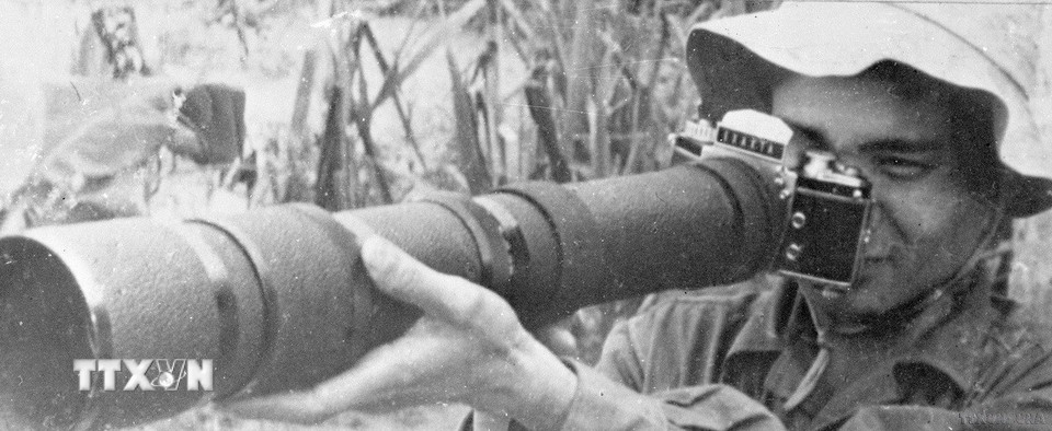 Phóng viên Nhiếp ảnh Tổ quân sự tập sử dụng Tele500 của máy Exakta. (Ảnh: TTXVN)