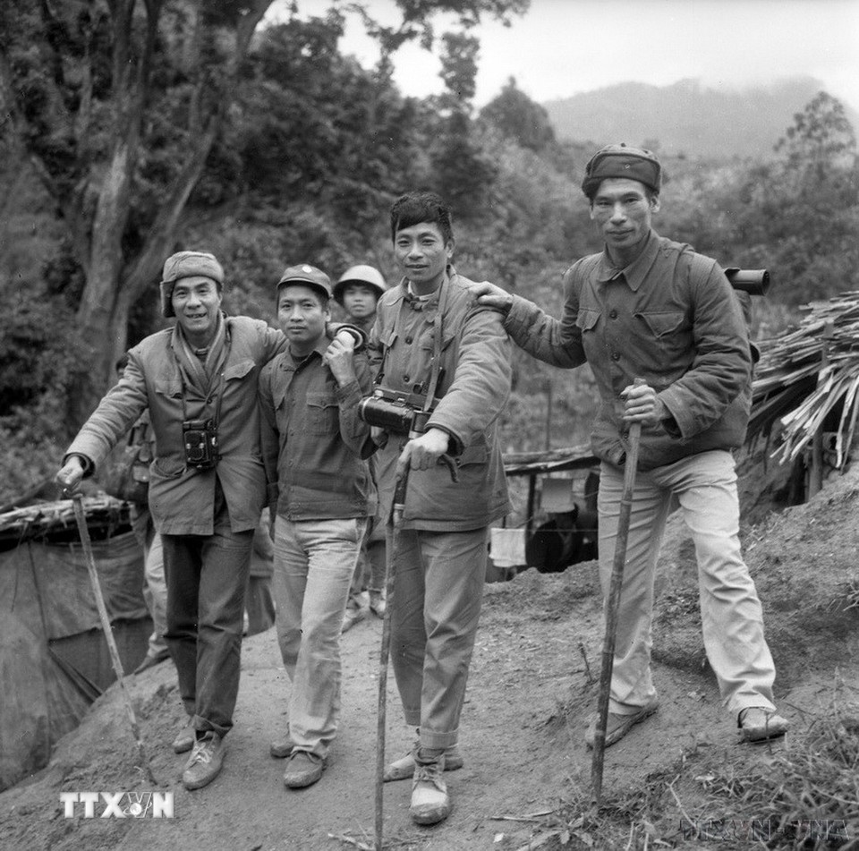 Trong các cuộc kháng chiến thống nhất và bảo vệ Tổ quốc, đội ngũ những người làm báo của TTXVN thực sự là những nhà báo – chiến sĩ. Trong ảnh: Đồng chí Trần Trung Sơn khẩn trương đánh tin tức chiến thắng về Thông Tấn xã năm 1970. (Ảnh: TTXVN)