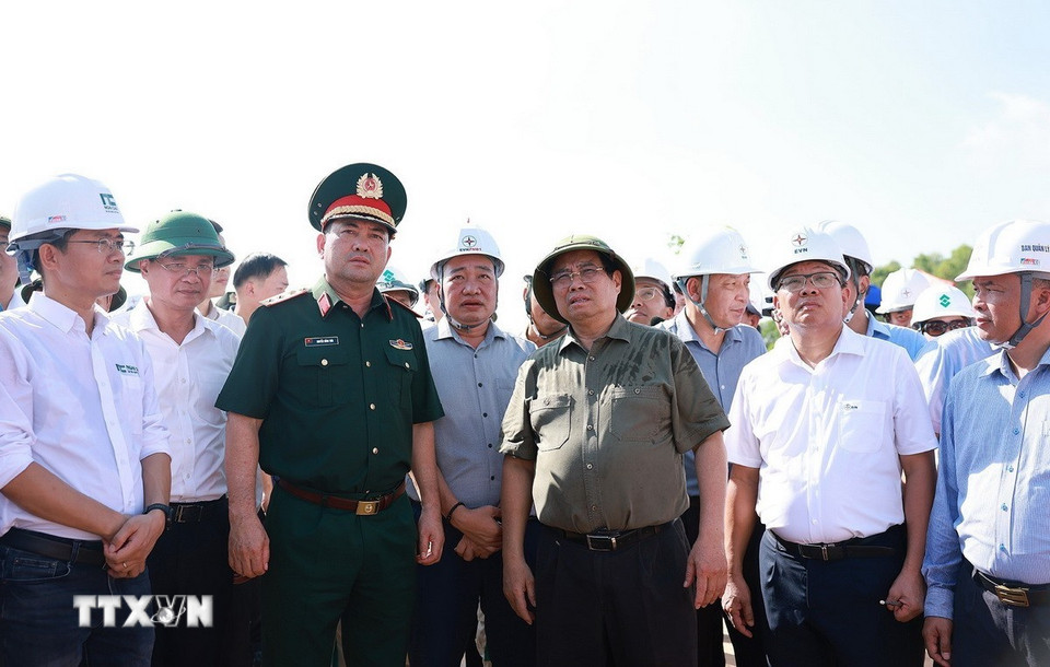 Thủ tướng Phạm Minh Chính kiểm tra tiến độ thi công Dự án Đường dây 500kV Lào Cai- Vĩnh Yên trên địa bàn xã Thái Hòa, tỉnh Phú Thọ. (Ảnh: Dương Giang/TTXVN)