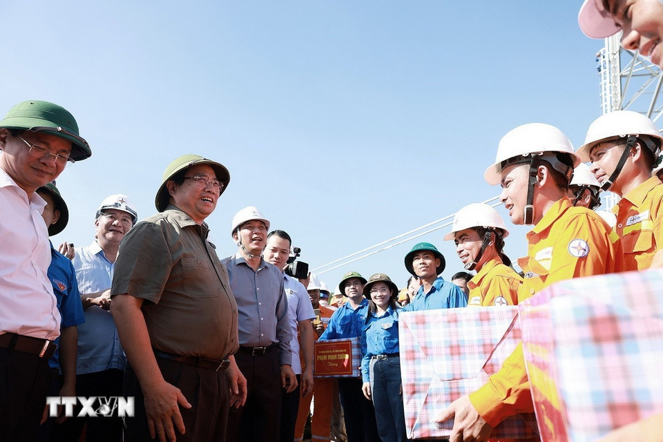 Thủ tướng Phạm Minh Chính tặng quà cho các đơn vị thi công Dự án Đường dây 500kV Lào Cai-Vĩnh Yên trên địa bàn xã Thái Hòa, tỉnh Phú Thọ. (Ảnh: Dương Giang/TTXVN)