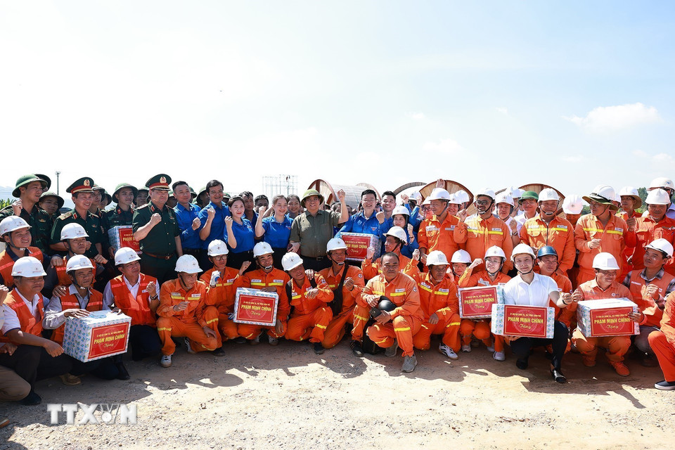 Thủ tướng Phạm Minh Chính tặng quà các đơn vị thi công Dự án Đường dây 500kV Lào Cai-Vĩnh Yên trên địa bàn xã Dân Chủ, tỉnh Phú Thọ. (Ảnh: Dương Giang/TTXVN)