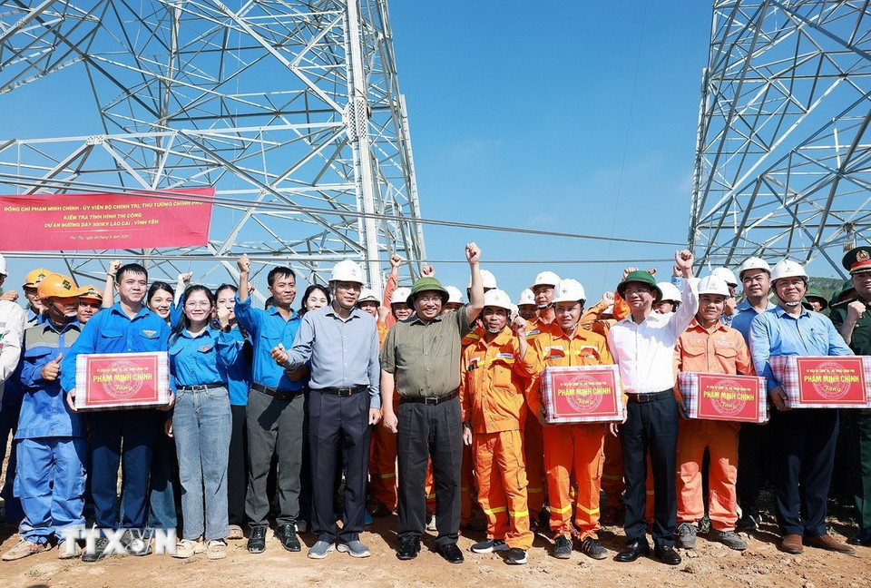 Thủ tướng Phạm Minh Chính và các đơn vị thi công thể hiện quyết tâm hoàn thành tiến độ thi công Dự án Đường dây 500kV Lào Cai- Vĩnh Yên. (Ảnh: Dương Giang/TTXVN)