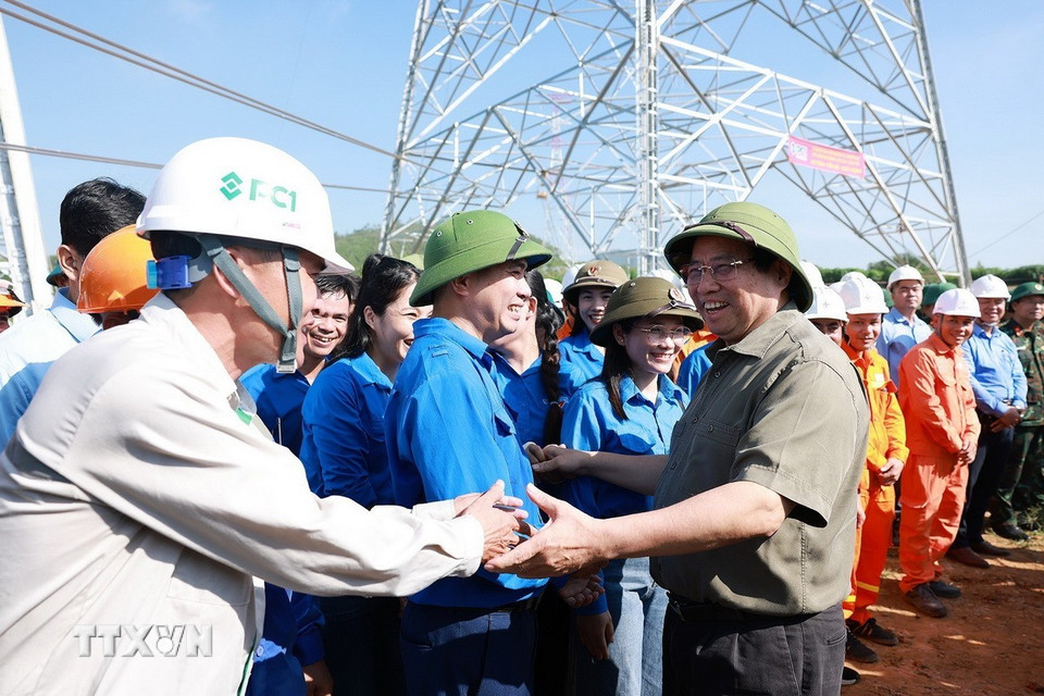 Thủ tướng Phạm Minh Chính động viên các lực lượng thi công Dự án Đường dây 500kV Lào Cai-Vĩnh Yên trên địa bàn xã Thái Hòa, tỉnh Phú Thọ. (Ảnh: Dương Giang/TTXVN)