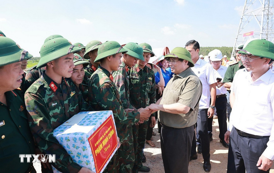 Thủ tướng Phạm Minh Chính động viên lực lượng quân đội tham gia thi công Dự án Đường dây 500kV Lào Cai-Vĩnh Yên trên địa bàn xã Dân Chủ, tỉnh Phú Thọ. (Ảnh: Dương Giang/TTXVN)