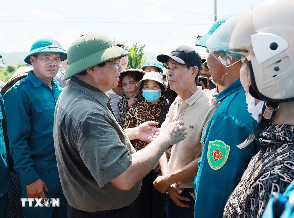 Thủ tướng Phạm Minh Chính với nhân dân vùng Dự án Đường dây 500kV Lào Cai-Vĩnh Yên trên địa bàn xã Dân Chủ, tỉnh Phú Thọ. (Ảnh: Dương Giang/TTXVN)