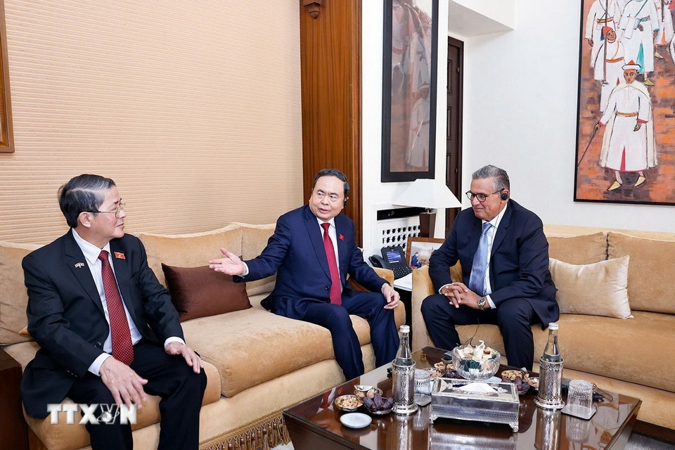 Chủ tịch Quốc hội Trần Thanh Mẫn giới thiệu thành viên đoàn Việt Nam với Thủ tướng Maroc Aziz Akhannouch. (Ảnh: Doãn Tấn/TTXVN)