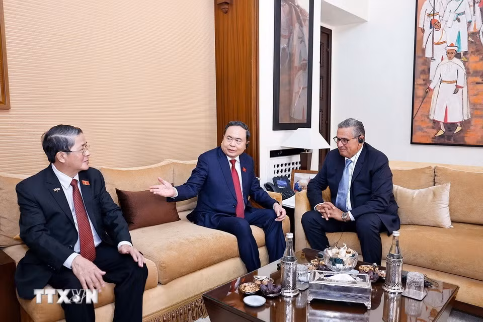 Chủ tịch Quốc hội Trần Thanh Mẫn giới thiệu thành viên đoàn Việt Nam với Thủ tướng Maroc Aziz Akhannouch. (Ảnh: Doãn Tấn/TTXVN)