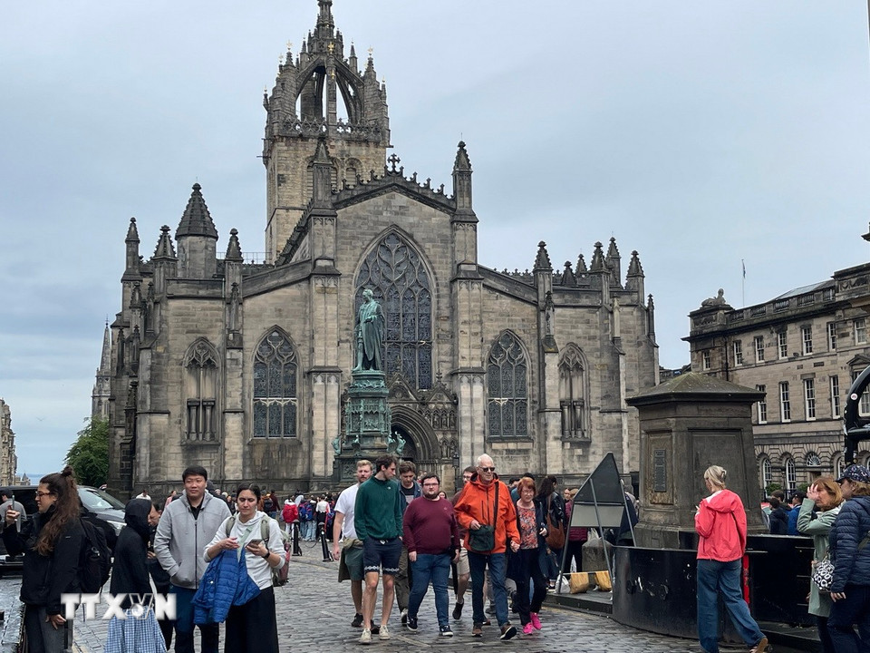 Với lịch sử hơn 900 năm, Nhà thờ St Giles trên phố Royal Mile là điểm đến không thể bỏ qua ở Edinburgh. (Ảnh: Minh Hợp/TTXVN)