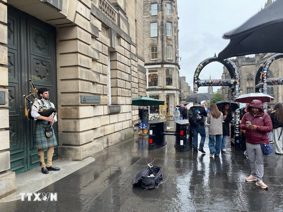 Nghệ sỹ biểu diễn đường phố trong trang phục dân tộc Scotland tạo nét đẹp riêng cho Edinburgh. (Ảnh: Minh Hợp/TTXVN)