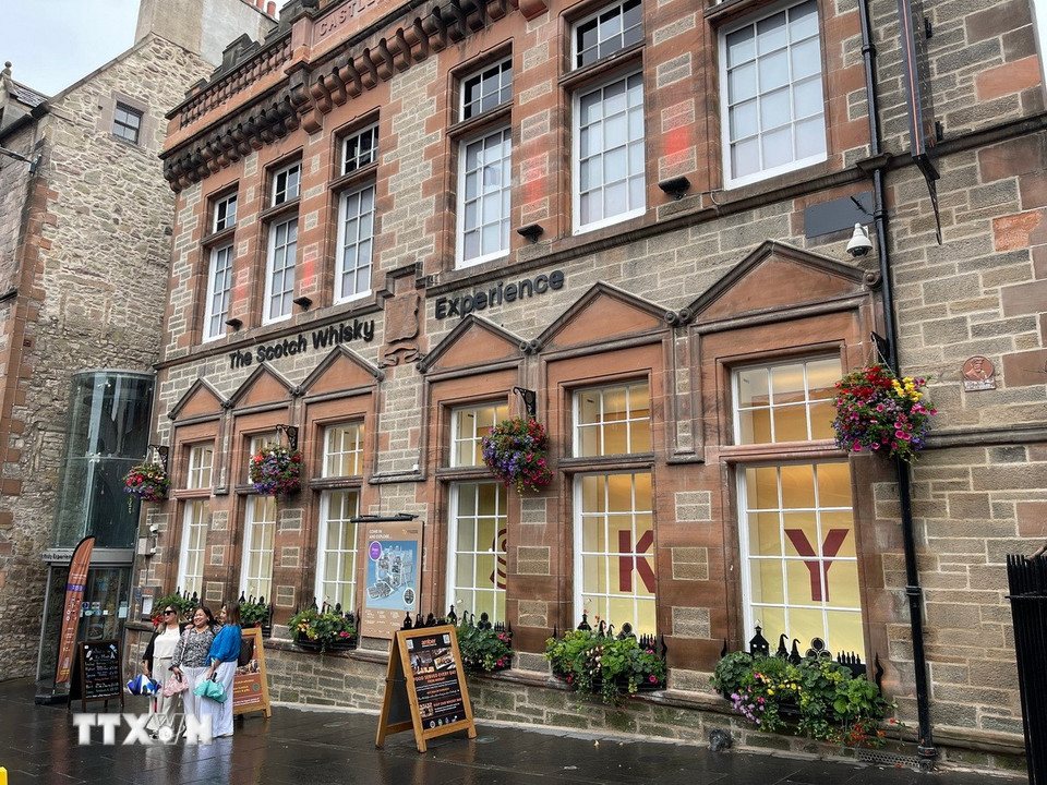 Tọa lạc dưới chân Lâu đài Edinburgh, tòa nhà Trải nghiệm Whisky Scotland là nơi du khách có thể tìm hiểu toàn bộ quy trình sản xuất loại rượu nổi tiếng của Scotland. (Ảnh: Minh Hợp/TTXVN)