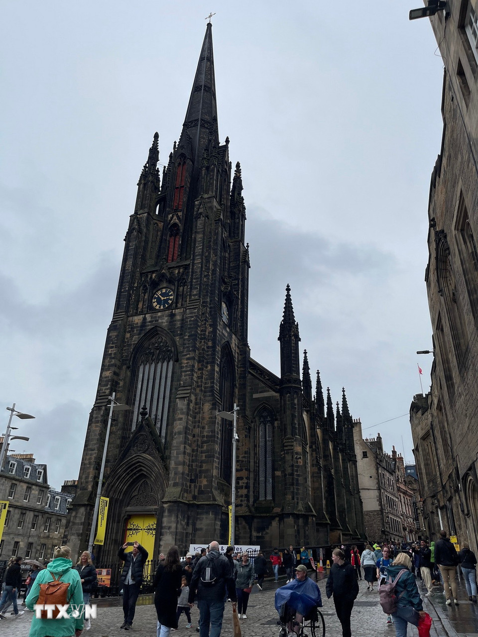Với ngọn tháp theo kiến trúc Gothic, The Hub là tòa nhà cao nhất ở Edinburgh, thu hút khách du lịch và người dân địa phương. (Ảnh: Minh Hợp/TTXVN)