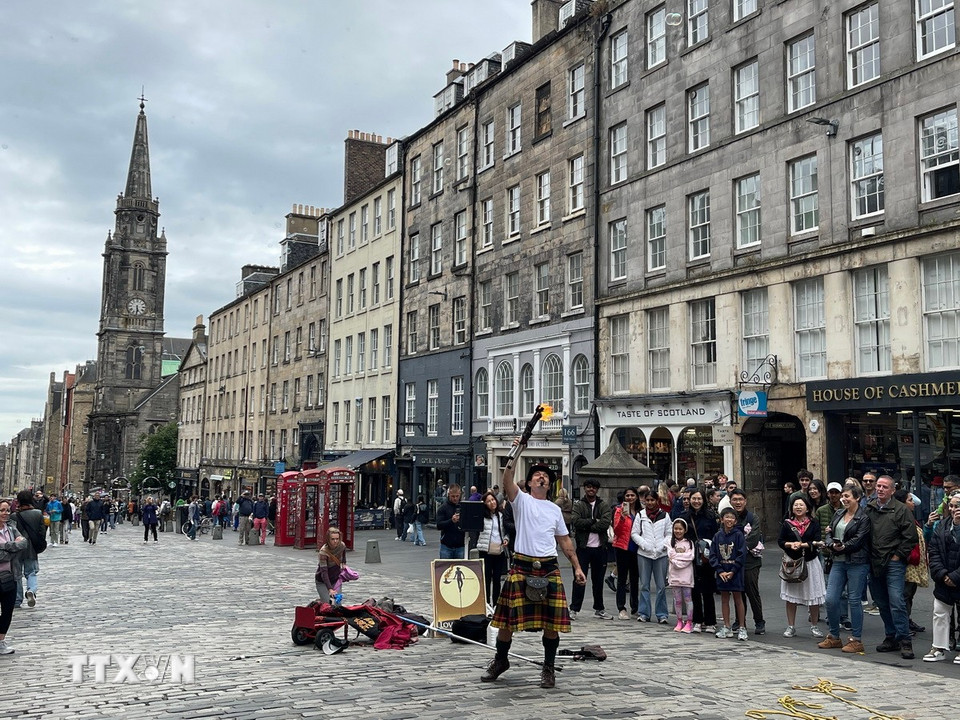 Màn trình diễn của nghệ sỹ đường phố thu hút đông du khách. (Ảnh: Minh Hợp/TTXVN)