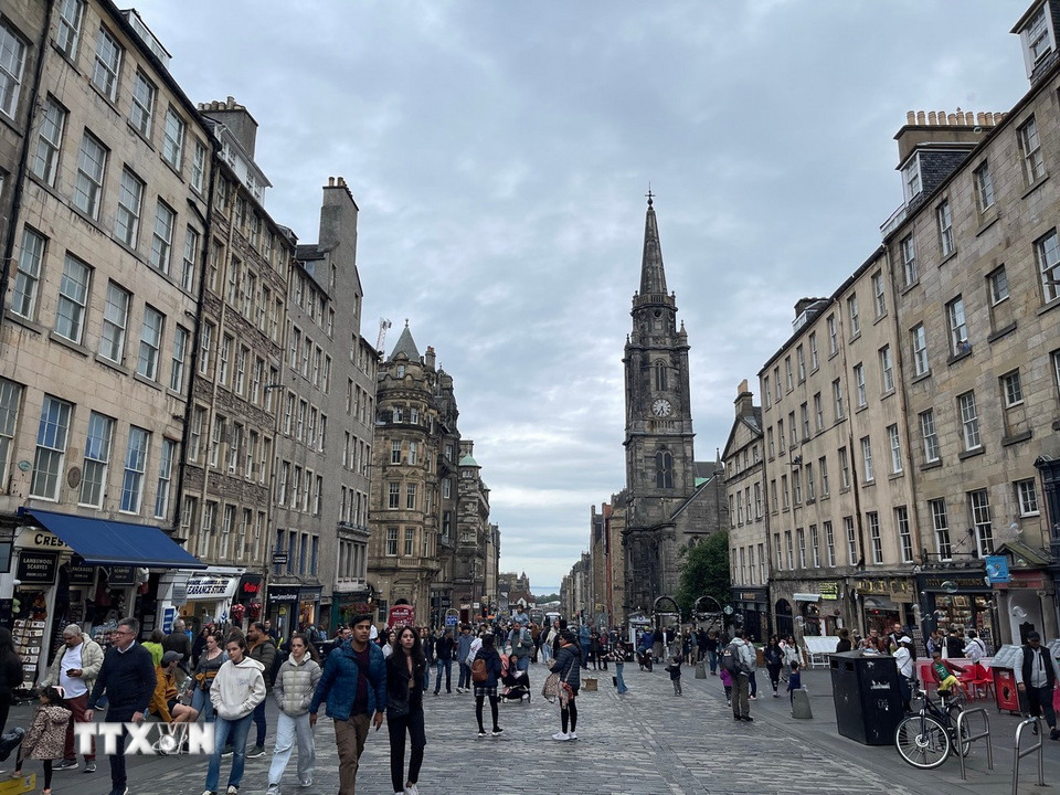 Royal Mile, con phố trung tâm ở Old Town (khu phố cổ) nối Lâu đài Edinburgh với Cung điện Holyroodhouse, nơi ở của nhà vua Anh tại Scotland. (Ảnh: Minh Hợp/TTXVN)