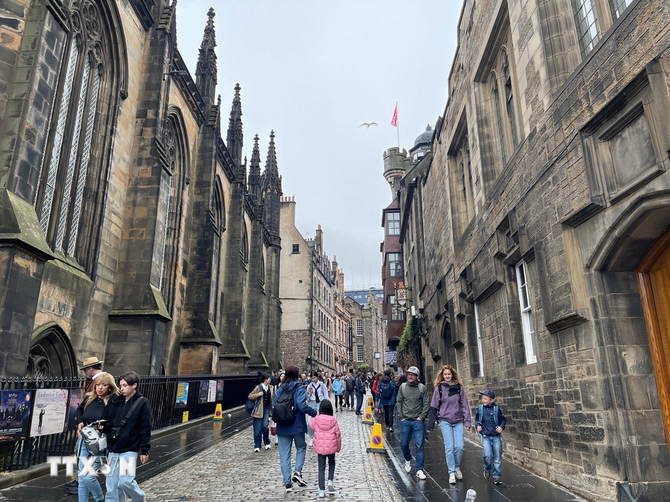 Những con phố lát đá và công trình kiến trúc thời Trung cổ tại Old Town (khu phố cổ) tạo nên vẻ quyến rũ cho thành phố Edinburgh. (Ảnh: Minh Hợp/TTXVN)