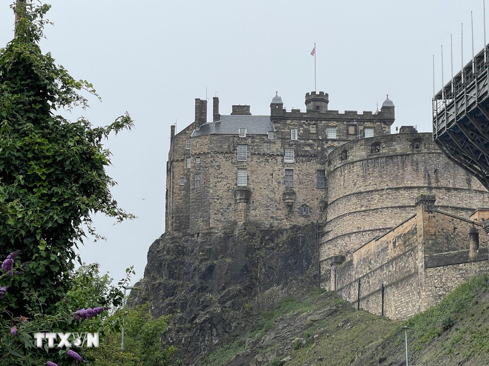 Một góc Lâu đài Edinburgh, công trình biểu tượng của thành phố, tọa lạc trên đỉnh Castle Rock của một ngọn núi lửa đã ngừng hoạt động. (Ảnh: Minh Hợp/TTXVN)