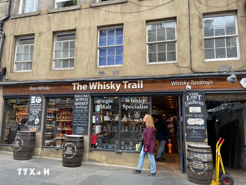 Một cửa hàng giới thiệu đồ uống đặc sản Scotland ở Edinburgh. (Ảnh: Minh Hợp/TTXVN)