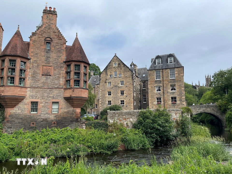 Phong cảnh hữu tình của Dean Village bên dòng sông Leith. (Ảnh: Minh Hợp/TTXVN)