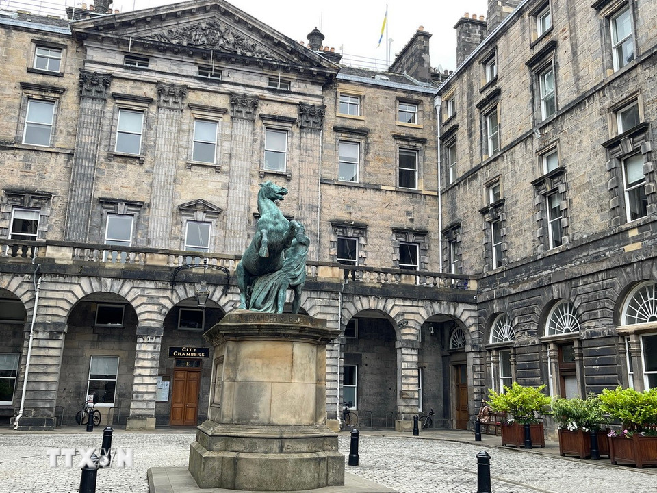 Có niên đại khoảng năm 1760, tòa nhà Hội đồng thành phố Edinburgh với bức tượng Alexander Đại đế cùng chú ngựa Bucephalus đặt tại sân tòa nhà. (Ảnh: Minh Hợp/ TTXVN)