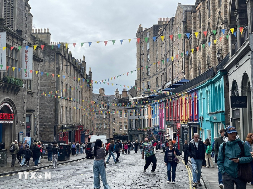 Victoria, con phố dốc quanh co lát đá với các cửa hàng đầy màu sắc giữa những tòa nhà đá sa thạch cổ kính phản ánh sự đa dạng kiến trúc và di sản lịch sử của Edinburgh. Victoria Street được cho là nguyên mẫu của Hẻm Xéo (Diagon Alley) trong tiểu thuyết Harry Potter, thu hút rất đông người hâm mộ trên khắp thế giới. (Ảnh: Minh Hợp/TTXVN)