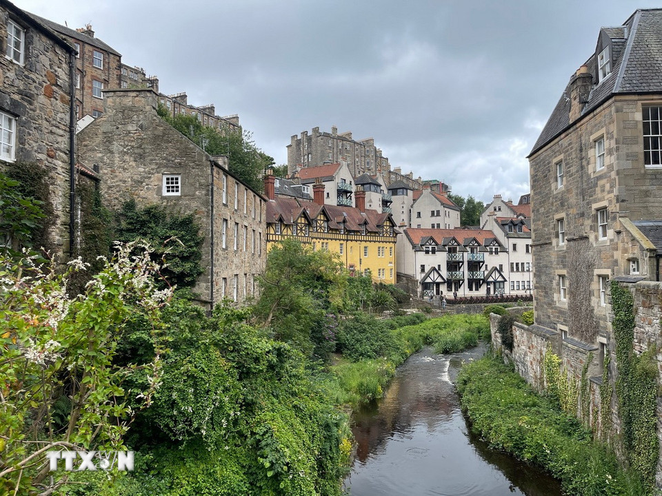 Dean Village, góc nhỏ lãng mạn thường thấy ở các vùng quê yên bình của châu Âu, nằm giữa trung tâm thành phố Edinburgh. (Ảnh: Minh Hợp/TTXVN)