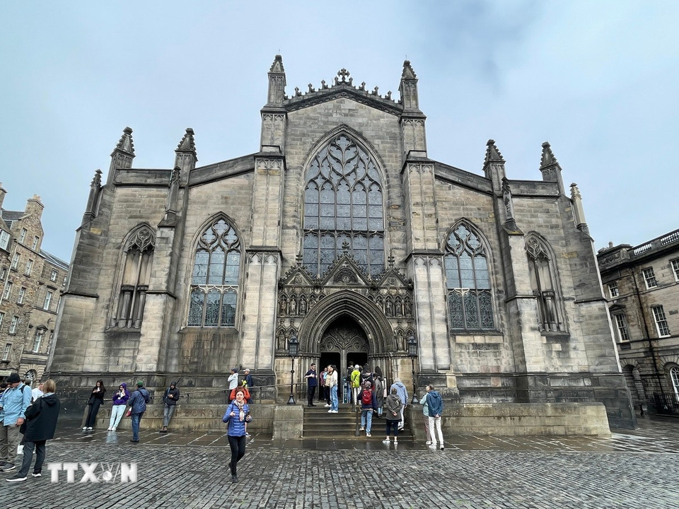 Với lịch sử hơn 900 năm, Nhà thờ St Giles trên phố Royal Mile là điểm đến không thể bỏ qua ở Edinburgh. (Ảnh: Minh Hợp/TTXVN)