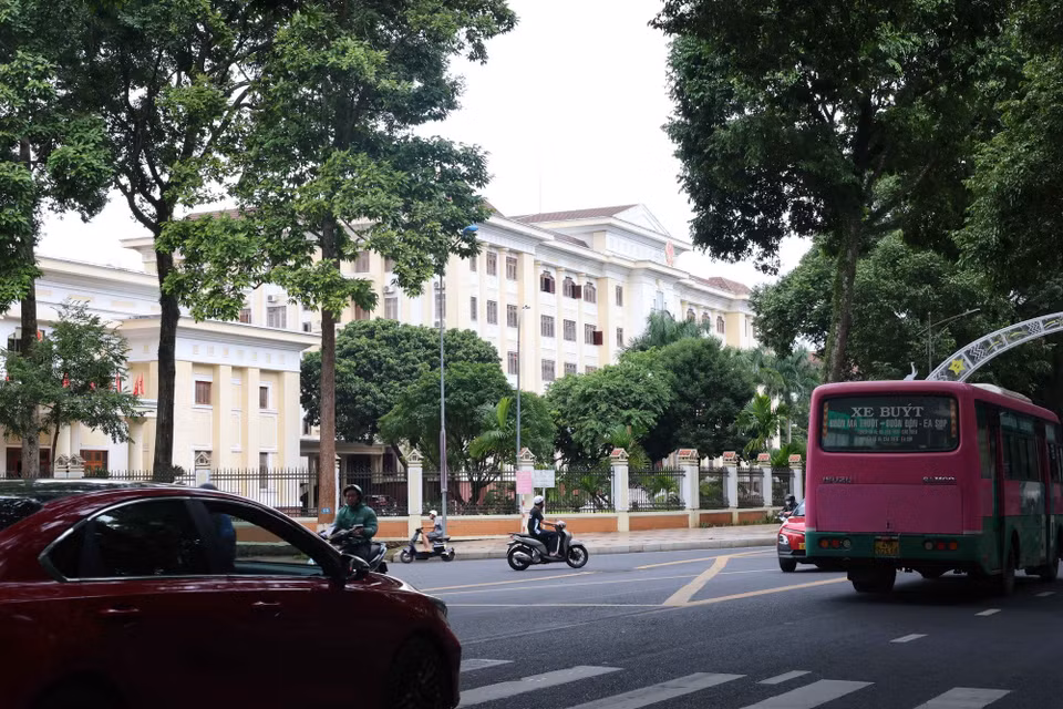 Cây xanh cổ thụ tạo nên những cánh "rừng trong phố", kết nối với những công trình kiến trúc có chi tiết mang hơi hướng kiến trúc nhà sàn, nhà dài Tây Nguyên đã tạo nên bản sắc độc đáo của đô thị Buôn Ma Thuột. (Ảnh: Kha Phạm/TTXVN)