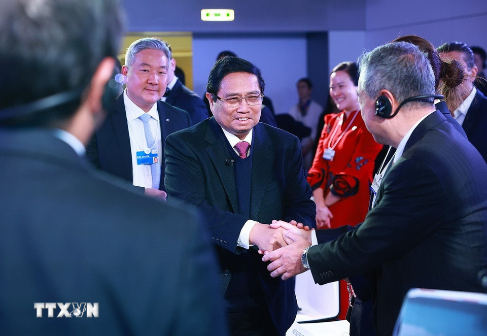 Thủ tướng Phạm Minh Chính với đại biểu tại Phiên đối thoại chiến lược quốc gia Việt Nam WEF. (Ảnh: Dương Giang/TTXVN)