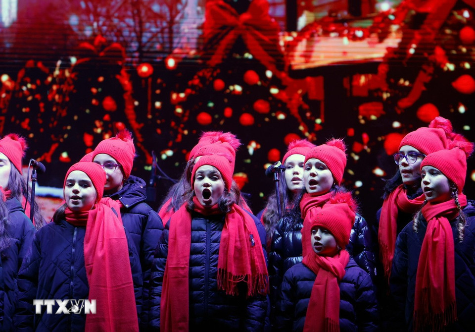 Các em nhỏ biểu diễn tại chợ Giáng sinh ở Bucharest, Romania. (Ảnh: THX/TTXVN)