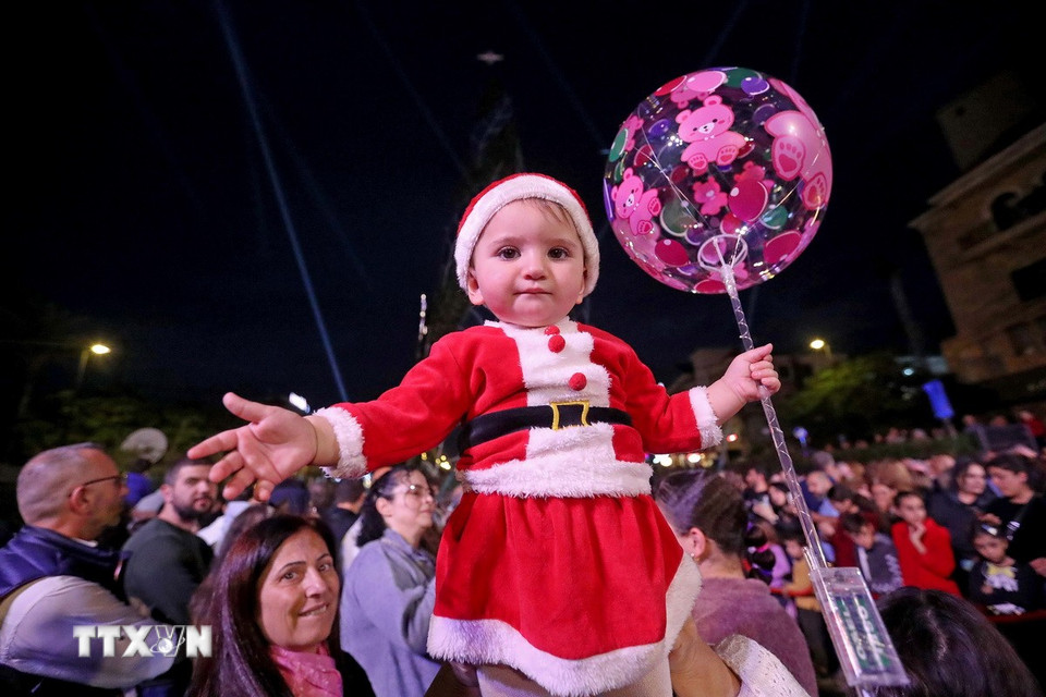 Người dân tham gia sự kiện chờ đón Giáng sinh tại Byblos, Liban. (Ảnh: THX/TTXVN)