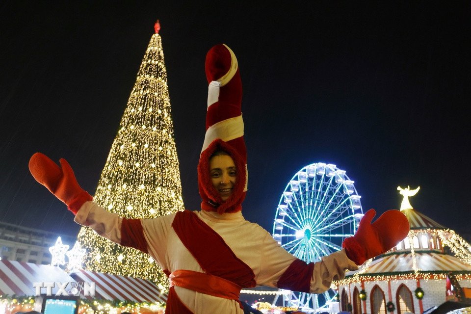 Nghệ sỹ biểu diễn tại chợ Giáng sinh ở Bucharest, Romania. (Ảnh: THX/TTXVN)