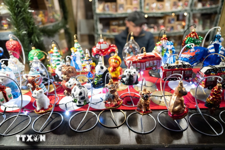 Đồ trang trí được bày bán tại chợ Giáng sinh ở Poznan, Ba Lan. (Ảnh: PAP/TTXVN)