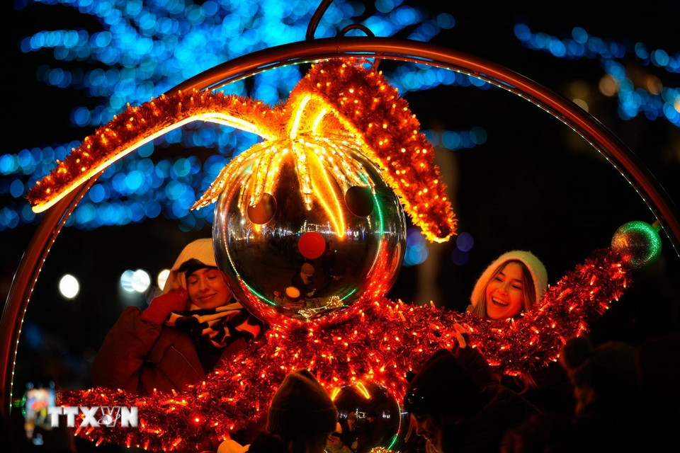 Đường phố được trang hoàng đón Giáng sinh tại Warsaw, Ba Lan. (Ảnh: THX/TTXVN)