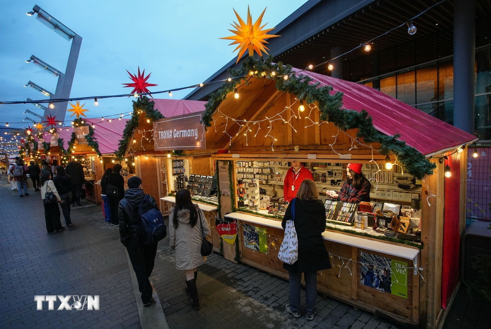 Người dân thăm chợ Giáng sinh tại Vancouver, British Columbia, Canada. (Ảnh: THX/TTXVN)