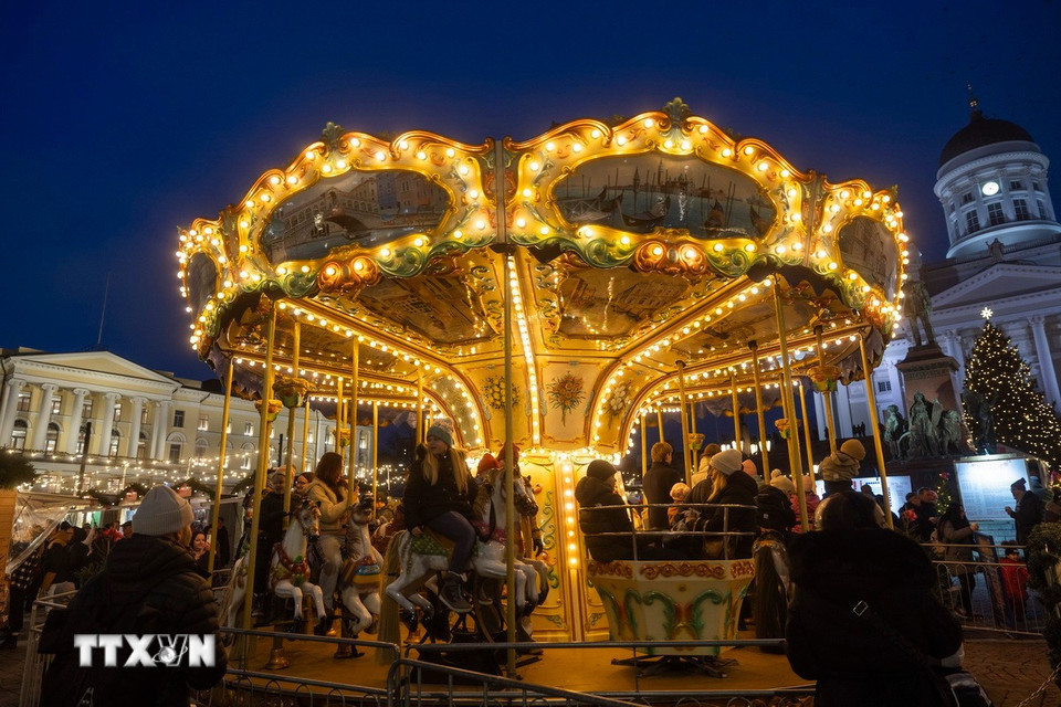 Người dân thăm chợ Giáng sinh tại Helsinki, Phần Lan. (Ảnh: THX/TTXVN)