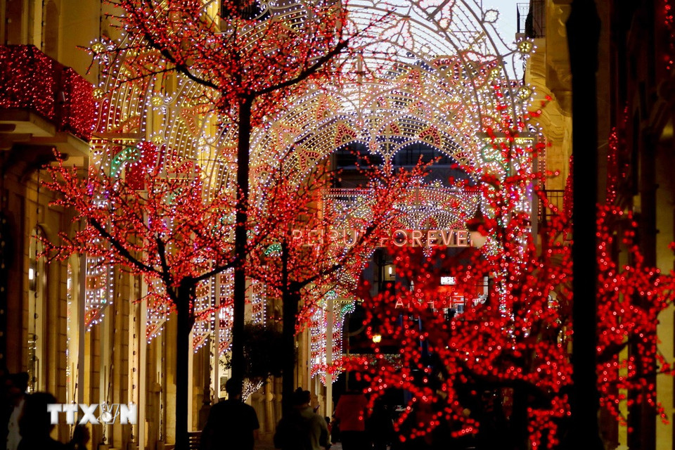Đường phố được trang hoàng rực rỡ đón Giáng sinh tại Beirut, Liban. (Ảnh: THX/TTXVN)