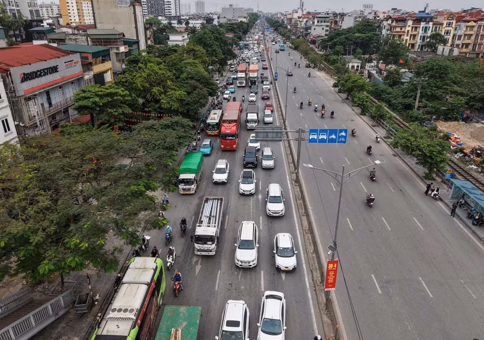 Lượng người và phương tiện di chuyển từ hướng Quốc lộ 1A hướng vào Thành phố Hà Nội tăng đột biến (ảnh chụp lúc 16h05'). (Ảnh: Hoàng Hiếu/TTXVN)