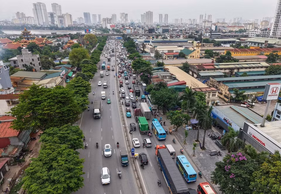 Mật độ phương tiện tại đường vành đai 3 và khu vực gần Bến xe Nước Ngầm tăng nhanh, lưu lượng giao thông gia tăng rõ rệt. (Ảnh: Hoàng Hiếu/TTXVN)