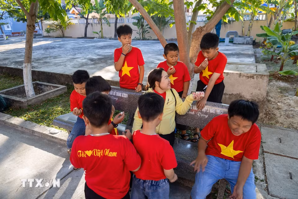 Trẻ em trên đảo Đá Tây A. (Ảnh: Xuân Quý/TTXVN)