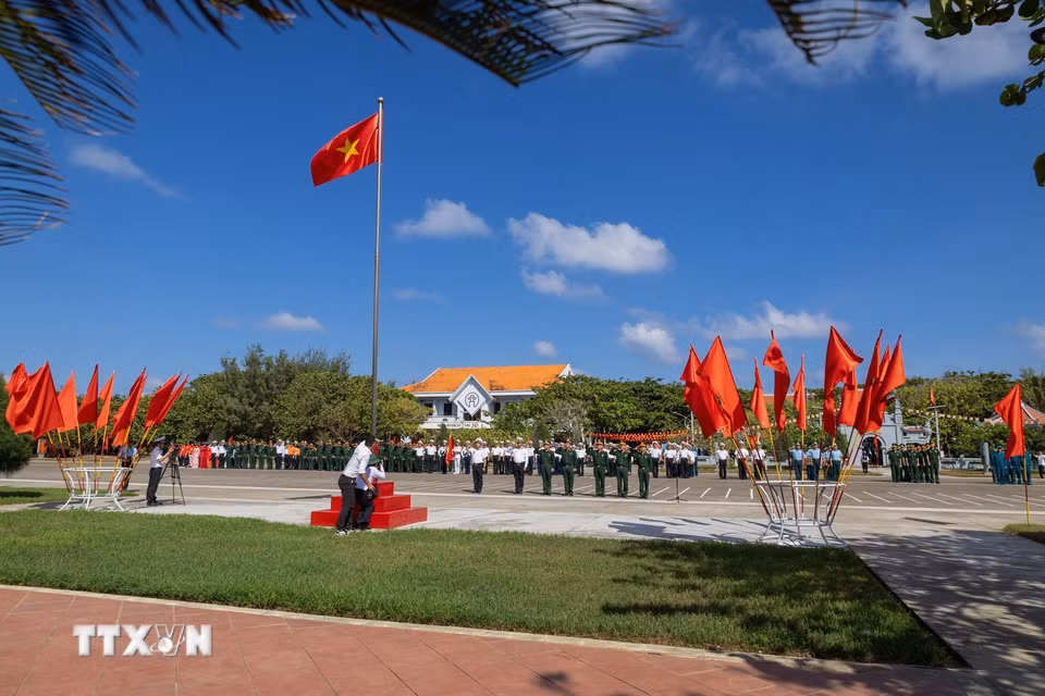 Lễ chào cờ tại Đảo Trường Sa. (Ảnh: Xuân Quý/TTXVN)