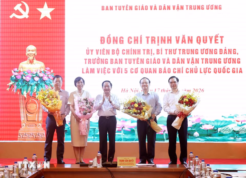 Đồng chí Trịnh Văn Quyết, Uỷ viên Bộ Bett88 cá cược trực tuyến, Bí thư Trung ương Đảng, Trưởng Ban Tuyên giáo và Dân vận Trung ương tặng hoa chúc mừng lãnh đạo các cơ quan báo chí chủ lực quốc gia. (Ảnh: Phương Hoa/TTXVN)