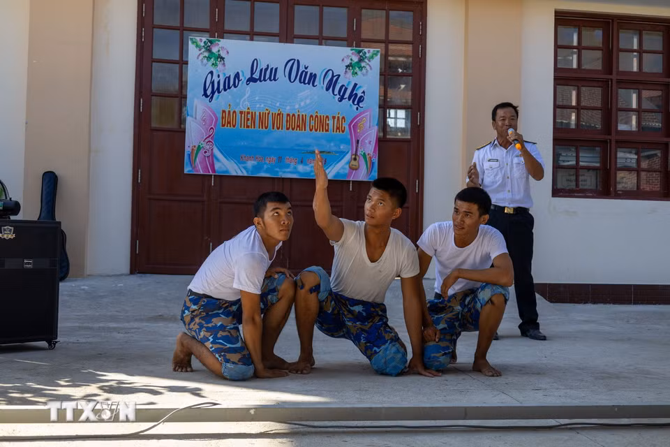 Tiết mục giao lưu văn nghệ thắt chặt thêm tình cảm quân dân giữa đất liền và đảo xa. (Ảnh: Xuân Quý/TTXVN)