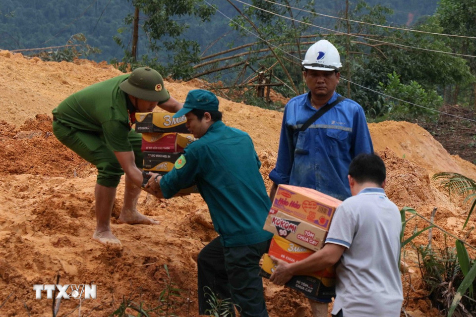 Tuyến Quốc lộ 40B bị sạt lở nặng, tuyến đường nối từ vùng đồng bằng về nhiều khu vực miền núi bị đình trệ hoàn toàn, hàng hóa tiếp tục được vận chuyển bằng sức người. (Ảnh: Đoàn Hữu Trung/TTXVN)