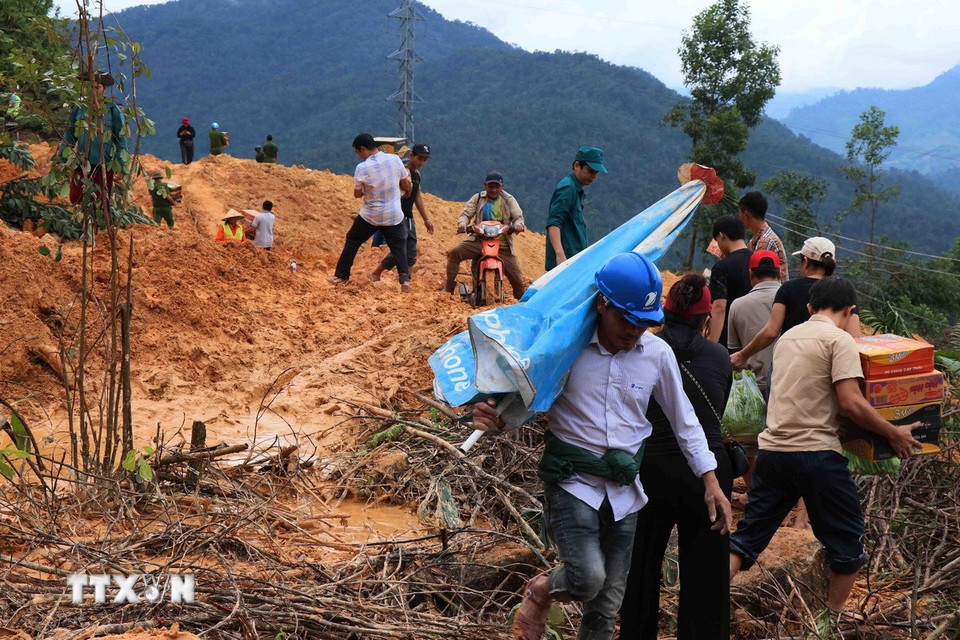 Lực lượng tình nguyện và các nhà hảo tâm tích cực tham gia công tác vận chuyển lương thực, thực phẩm, nước uống cho đồng bào. (Ảnh: Đoàn Hữu Trung/TTXVN)