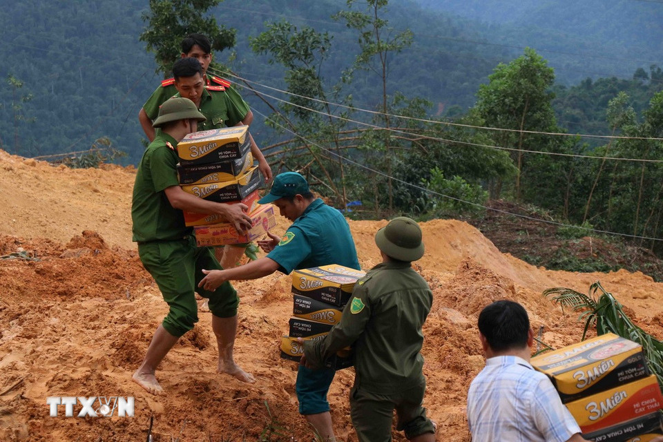 Các lực lượng quân đội, công an huy động hàng trăm cán bộ chiến sỹ tham gia trung chuyển lương thực, thực phẩm đến vùng đồng bào còn bị cô lập. (Ảnh: Đoàn Hữu Trung/TTXVN)