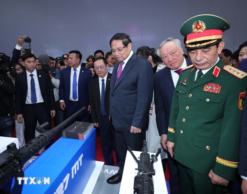 Thủ tướng Phạm Minh Chính tham quan khu trưng bày sản phẩm quốc phòng của Tổng cục Công nghiệp quốc phòng. (Ảnh: Trọng Đức/ TTXVN)